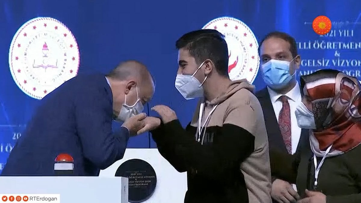 Cumhurbaşkanı Erdoğan a, Engelli Öğretmen Atama Töreni nde anlamlı hediye #3