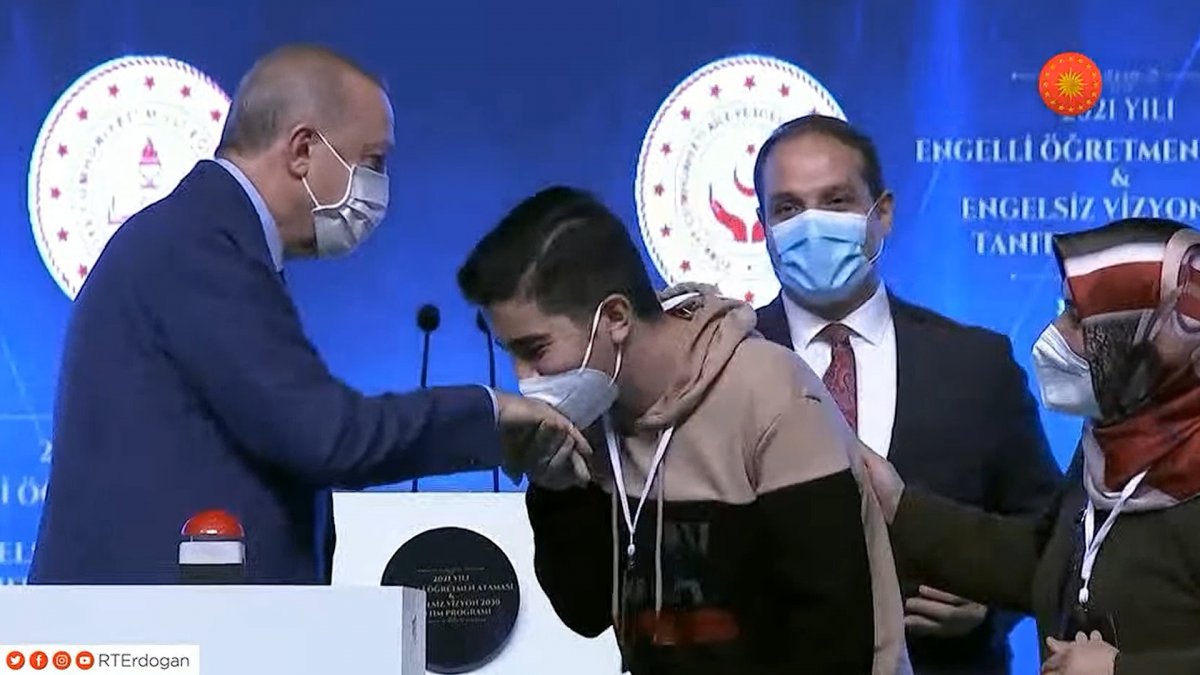 Cumhurbaşkanı Erdoğan a, Engelli Öğretmen Atama Töreni nde anlamlı hediye #4