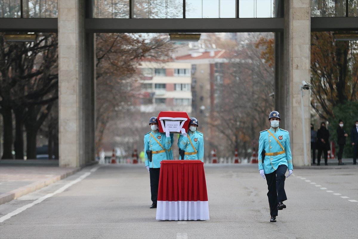 Devlet Bahçeli ile Cemil Çiçek, Güldal Akşit in cenaze töreninde yan yana #5