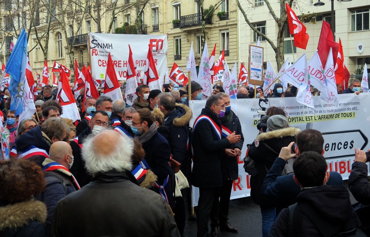 Fransa da sağlık çalışanları yeniden sokağa indi #2