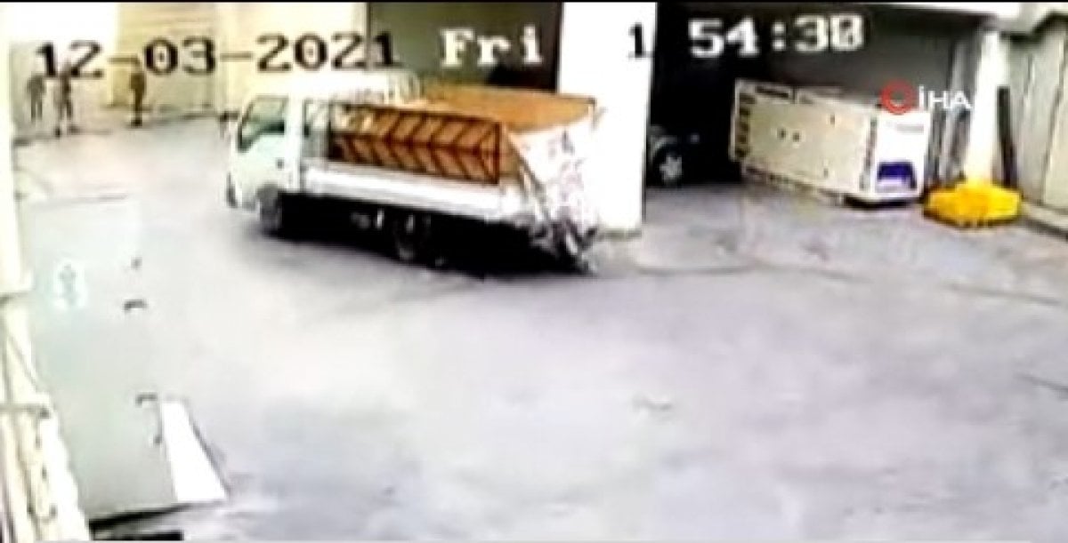Avcılar da hırsızlık için geldikleri kamyonetle iş merkezinin kapısını kırdılar #2