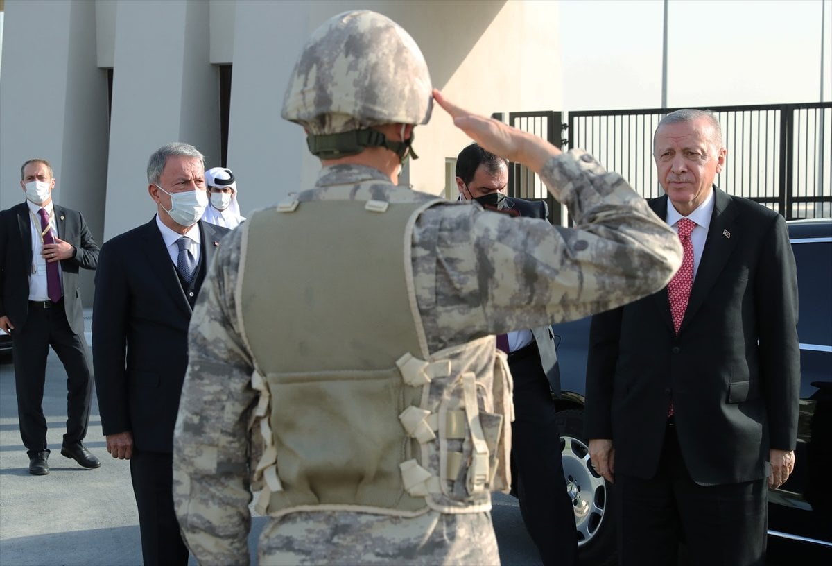 Cumhurbaşkanı Erdoğan, Katar da Türk birliğini ziyaret etti #1