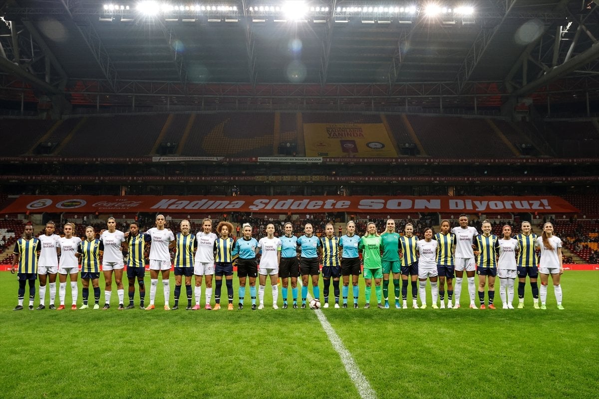 Kadın futbol maçında Fenerbahçe, Galatasaray a fark attı #10