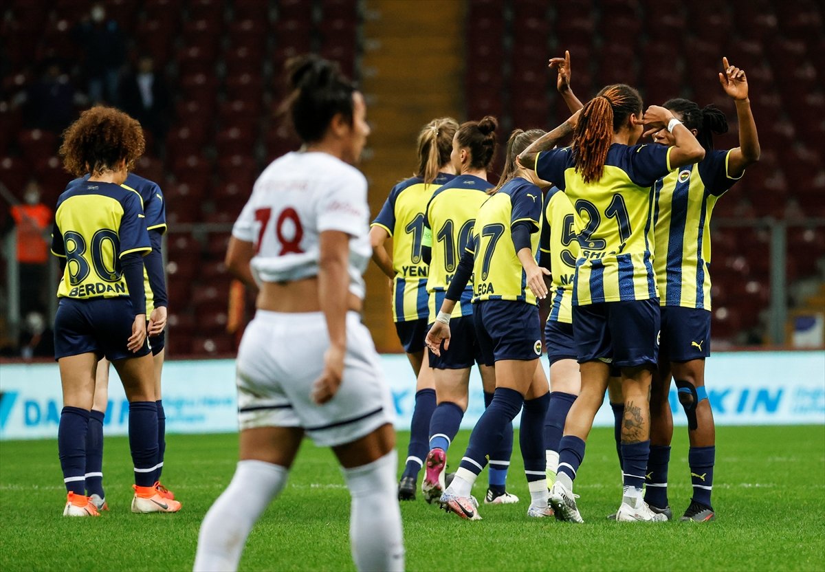 Kadın futbol maçında Fenerbahçe, Galatasaray a fark attı #8