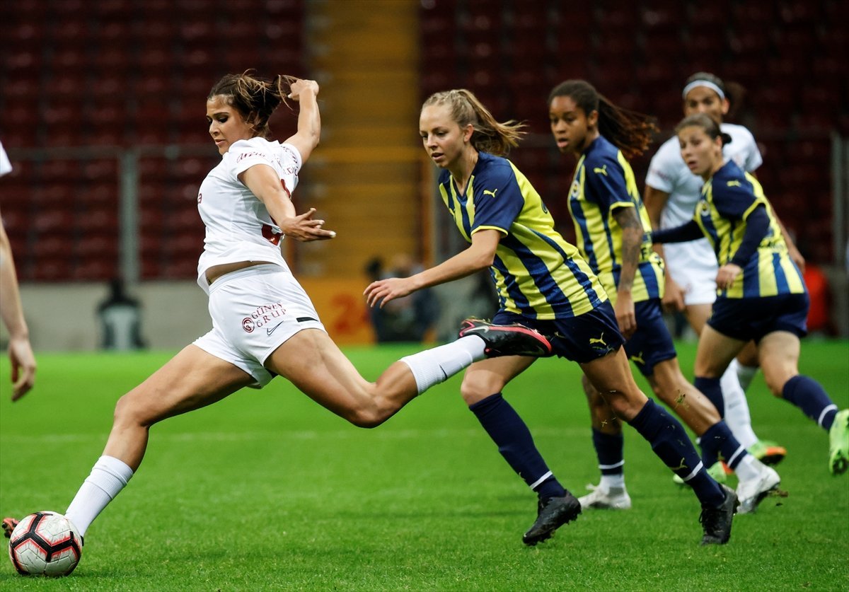 Kadın futbol maçında Fenerbahçe, Galatasaray a fark attı #1