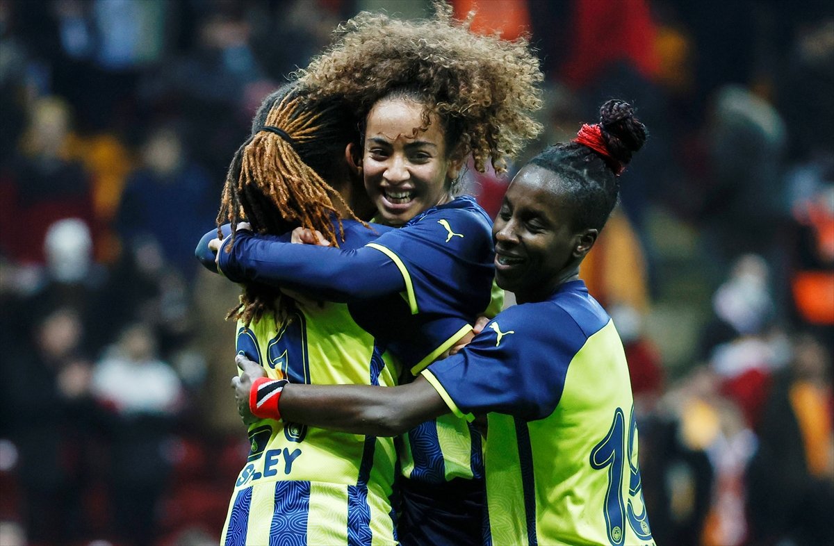 Kadın futbol maçında Fenerbahçe, Galatasaray a fark attı #4