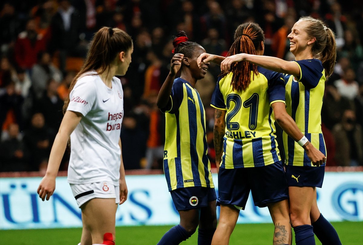 Kadın futbol maçında Fenerbahçe, Galatasaray a fark attı #7