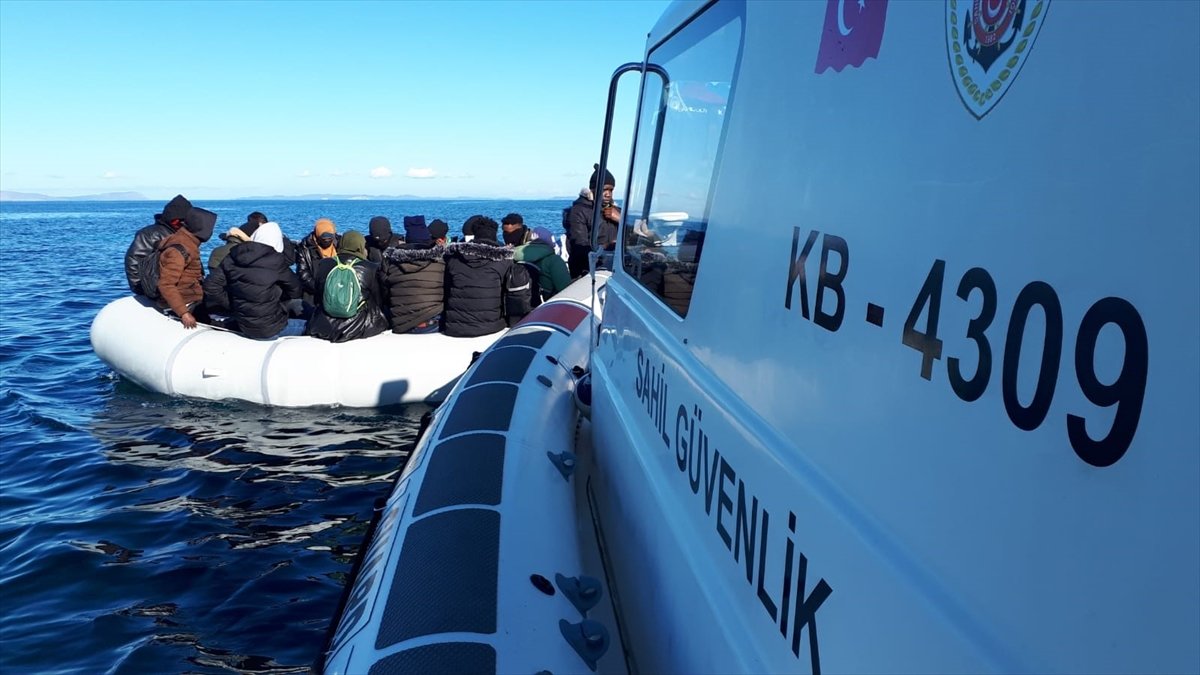 İzmir’de, 55 kaçak göçmen kurtarıldı #1