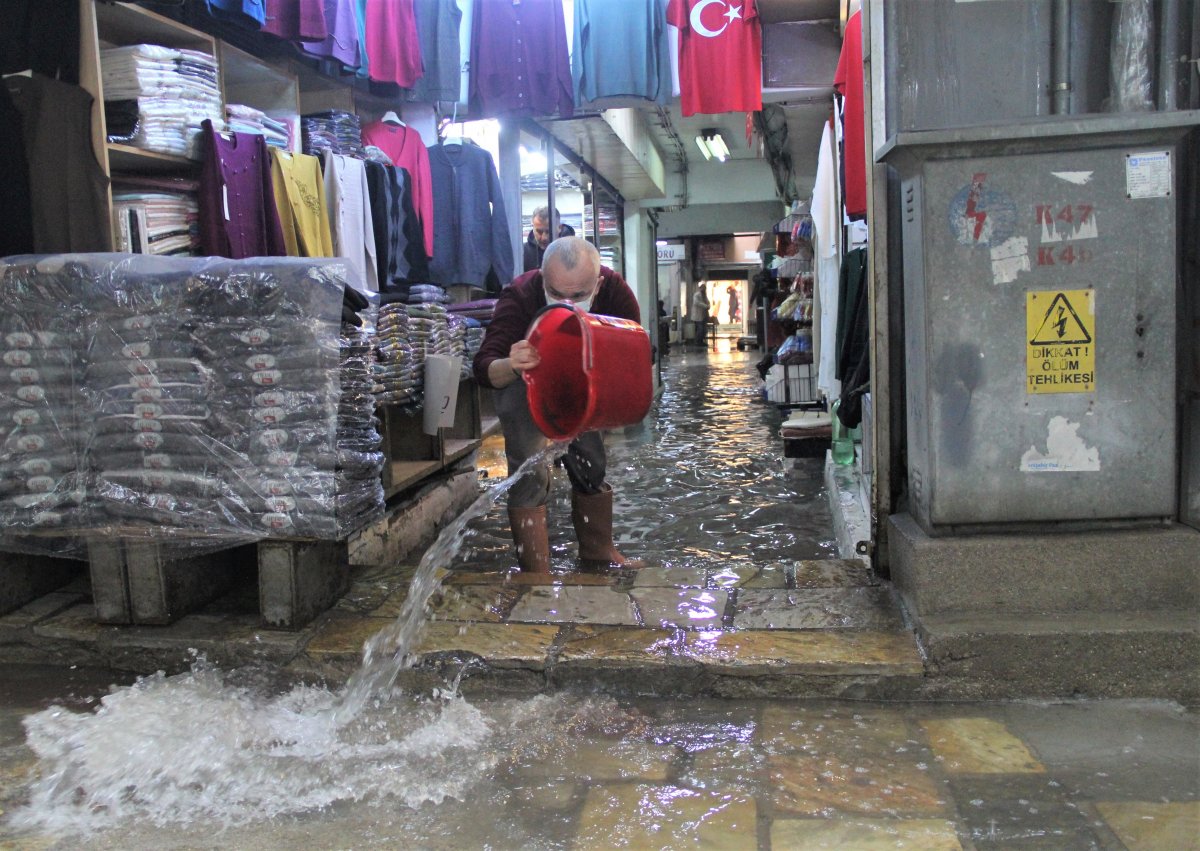 İzmir’de esnafın yağmur suyu çilesi #3