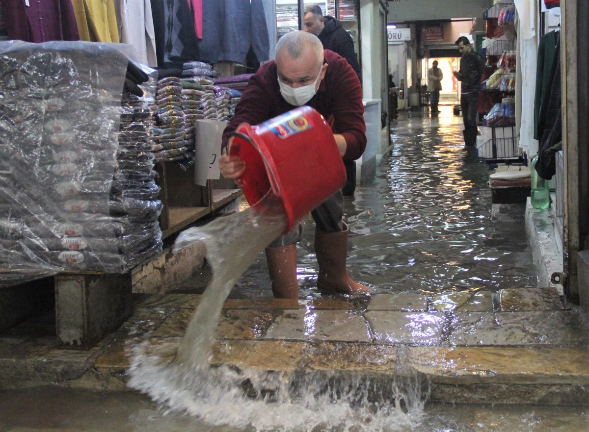 İzmir’de esnafın yağmur suyu çilesi #1
