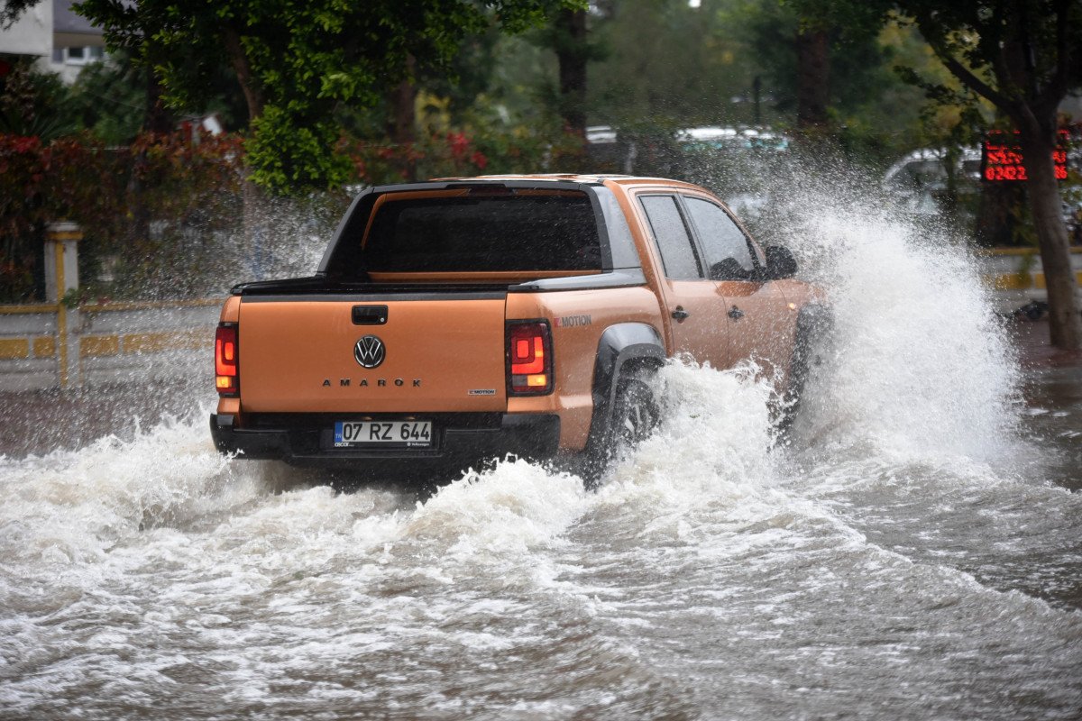 Antalya’da yollar göle döndü, araçlar mahsur kaldı #16