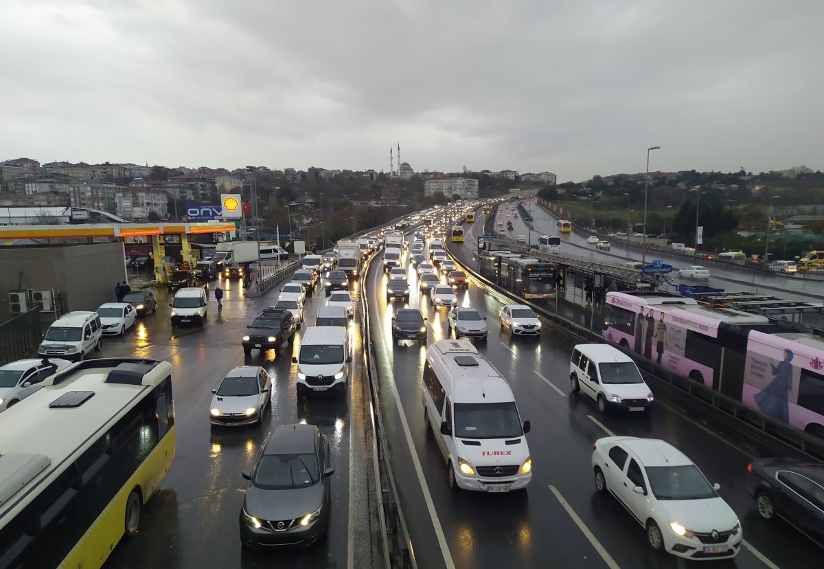 istanbul da yagmur trafigi