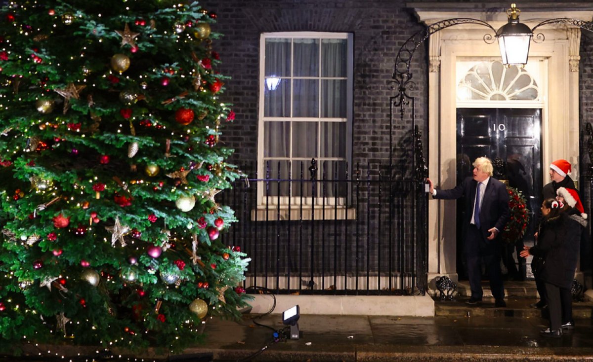Boris Johnson ve ekibi geçen yıl kısıtlamaları ihlal ederek Noel partisi düzenlendi #1