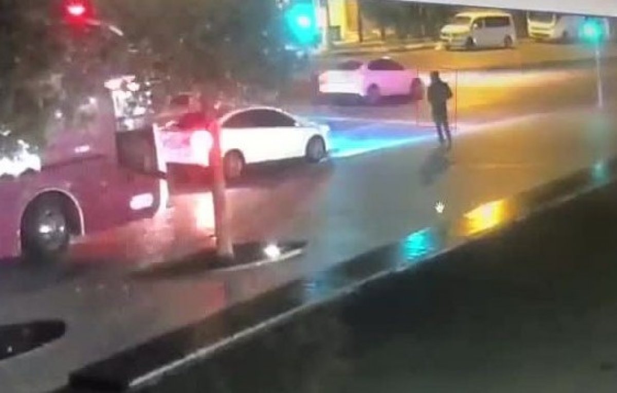 Beyoğlu’nda trafik ışıklarında silahlı saldırı kamerada #1