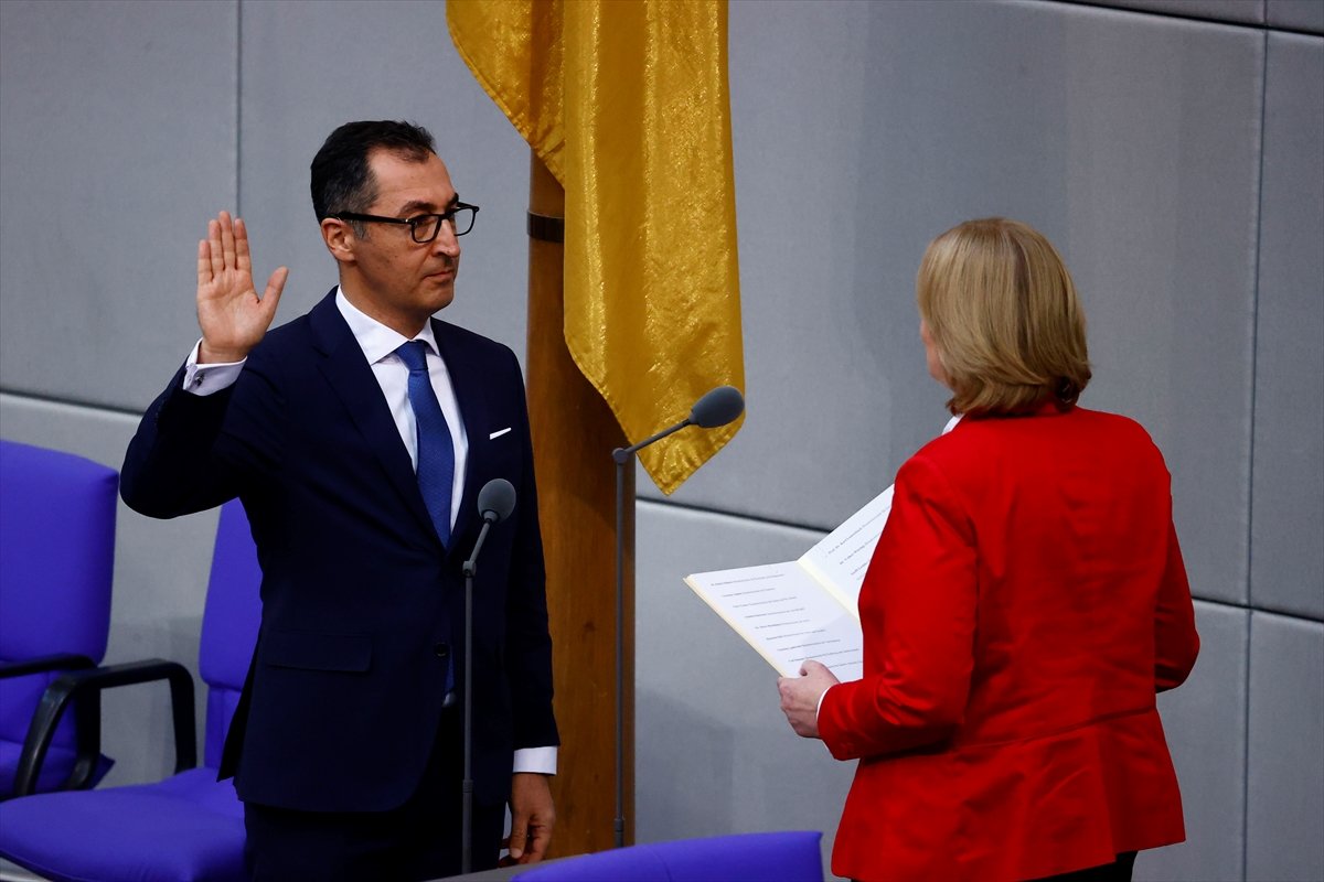 Almanya nın yeni Tarım Bakanı Cem Özdemir yemin etti #3