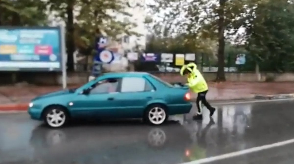 Antalya da polis, yolda kalan sürücünün aracını itti #1