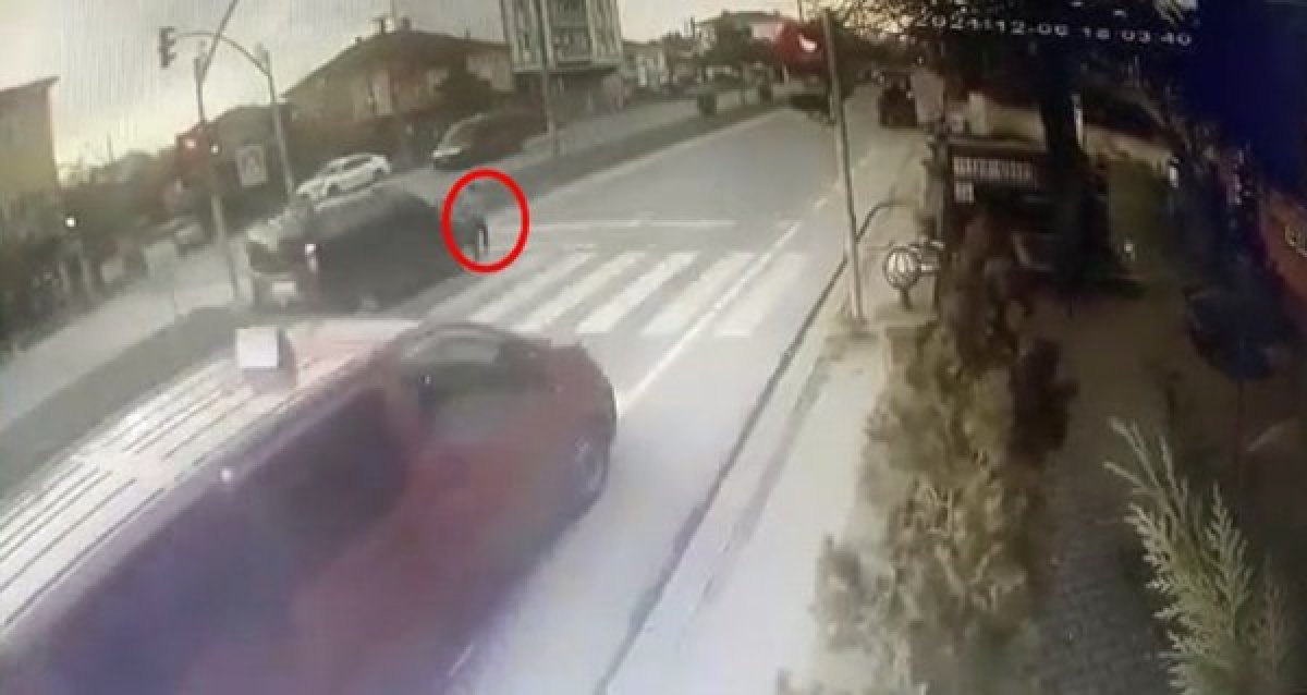 Sakarya da kırmızı ışıkta geçen sürücü çocuğa çarptı #2