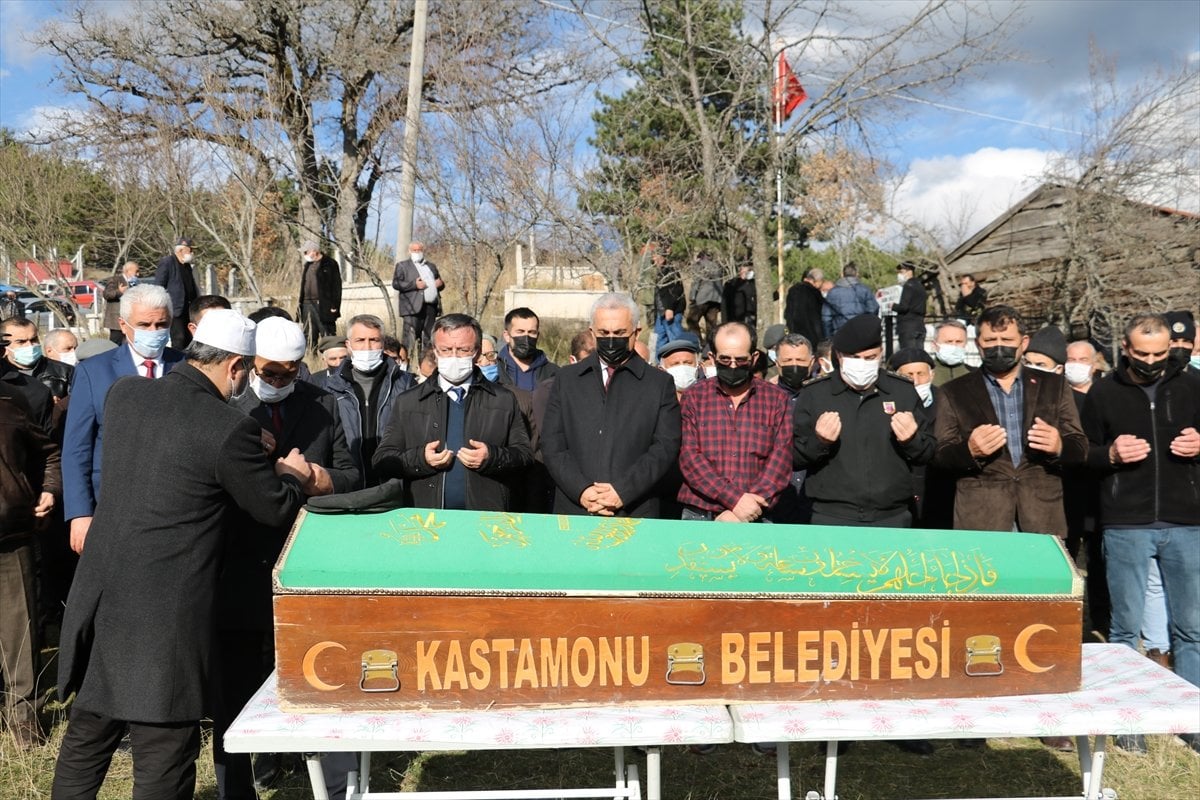 Kastamonu da 28 yıldır şehit oğlunun mezarını bekleyen baba, hayatını kaybetti #4