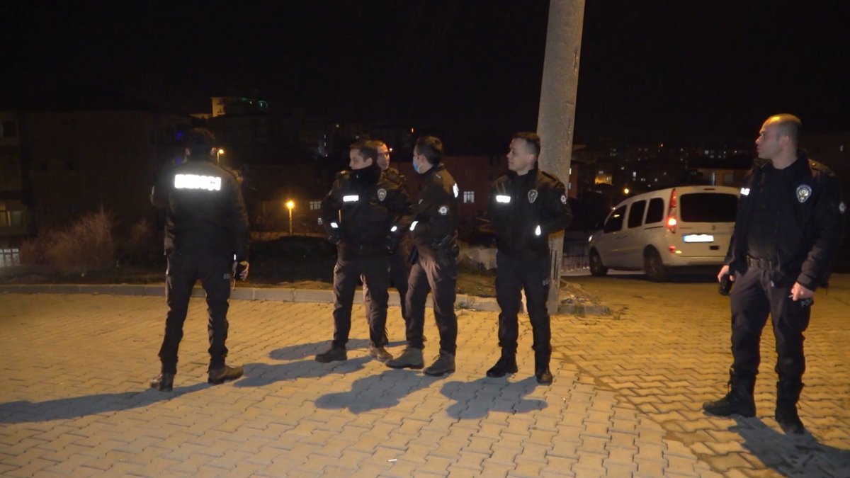 Kırıkkale de bekçiler alevler içinde bir eve su kovalarıyla müdahale etti #2
