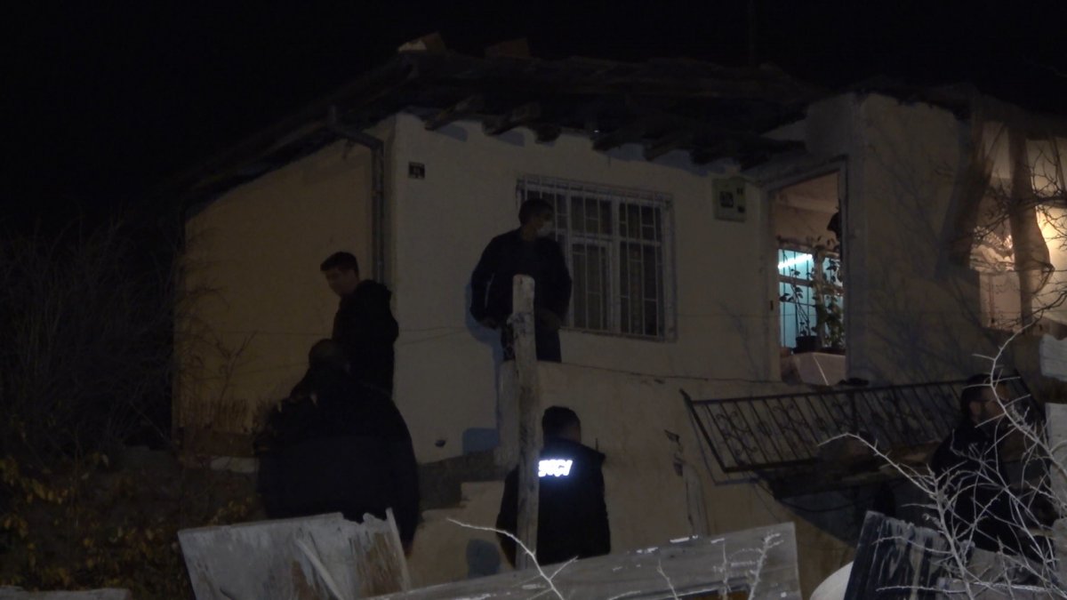 Kırıkkale de bekçiler alevler içinde bir eve su kovalarıyla müdahale etti #1