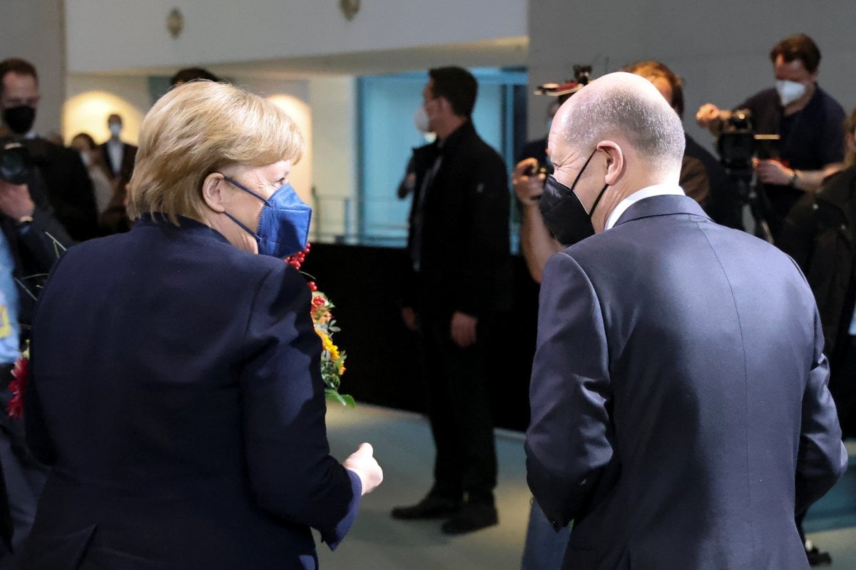 Merkel, başbakanlık görevini Scholz a devretti #5