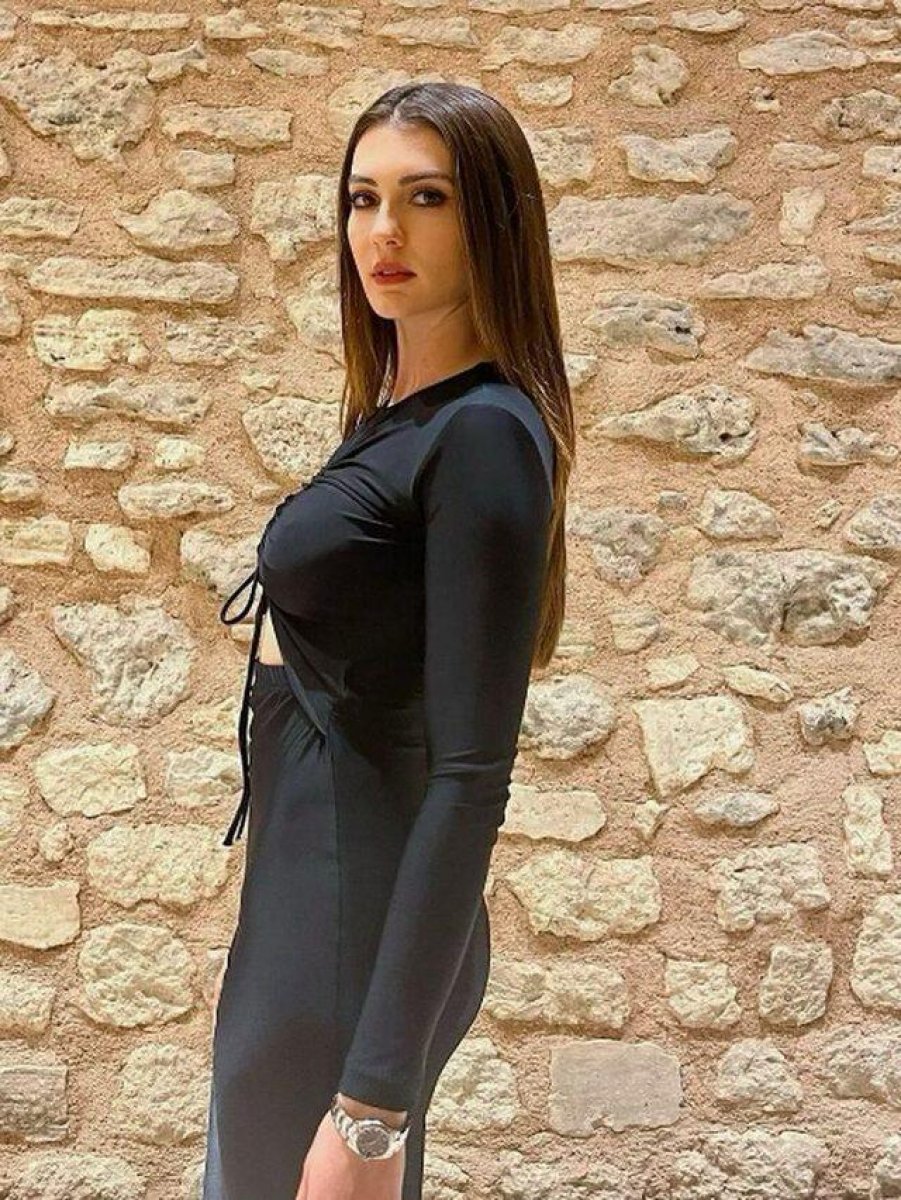 Burcu Özberk, siyah elbisesiyle yine beğenileri topladı #1