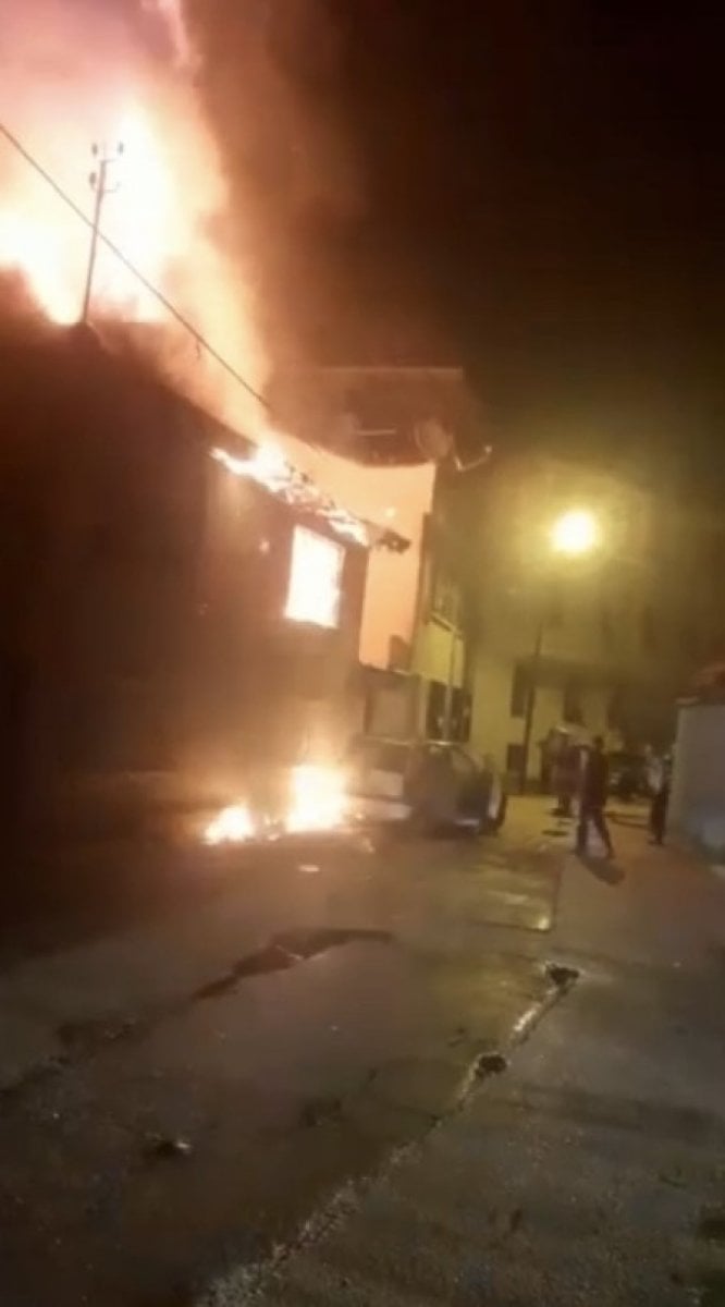 Bursa’da ev alev alev yandı, mahalle sakinleri sokağa döküldü  #2