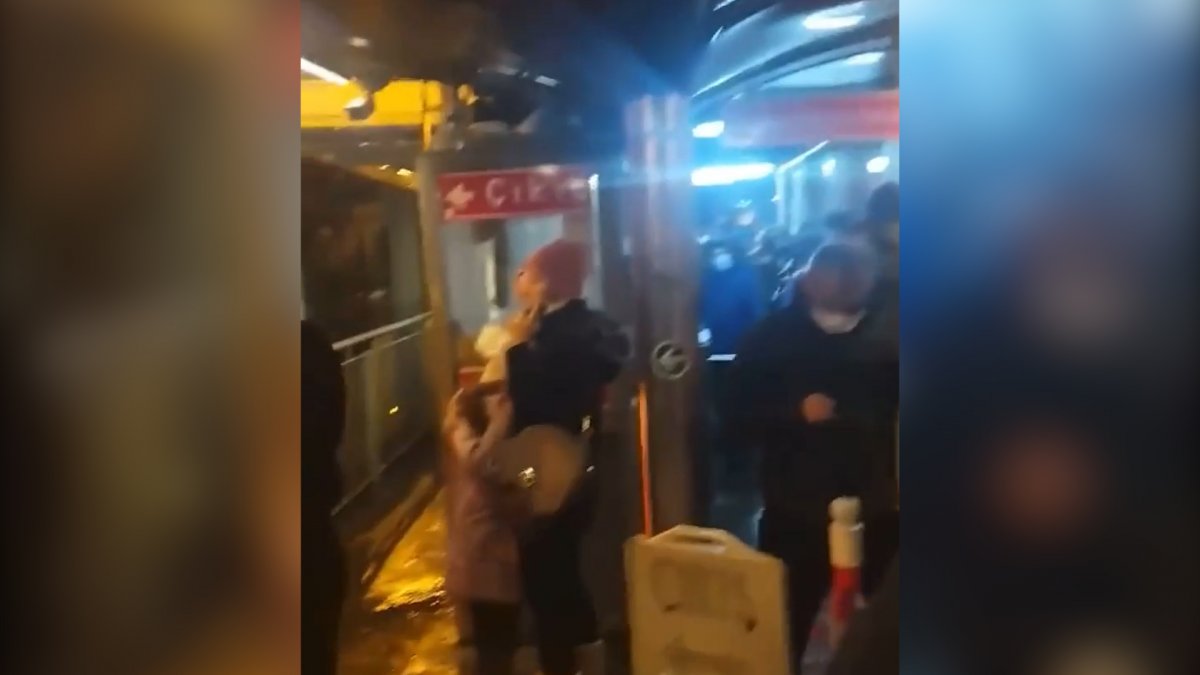 İstanbul da arızalanan metrobüs, seferleri aksattı #3