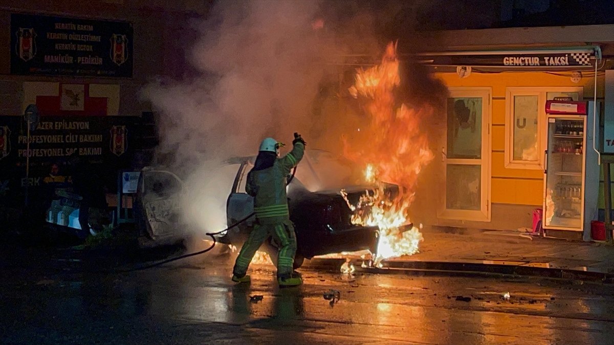 Ümraniye’de otomobil alevler içinde yandı #3
