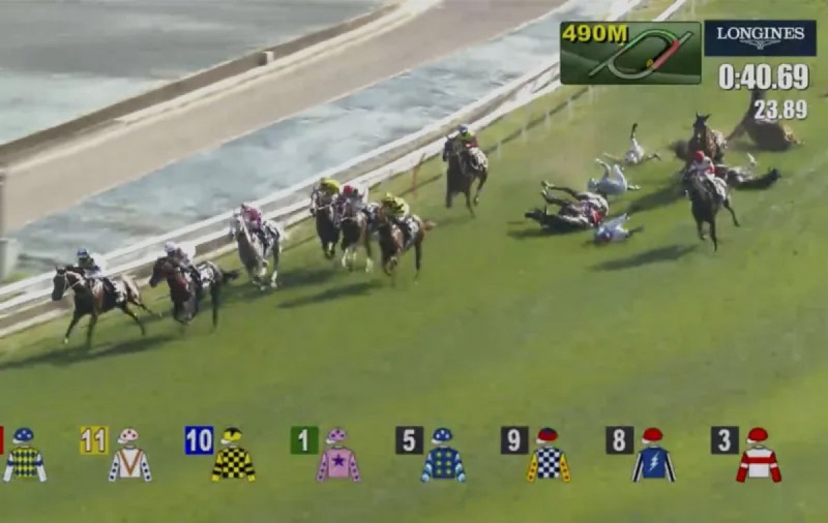 Accident at horse race in Hong Kong: 4 jockeys injured #1