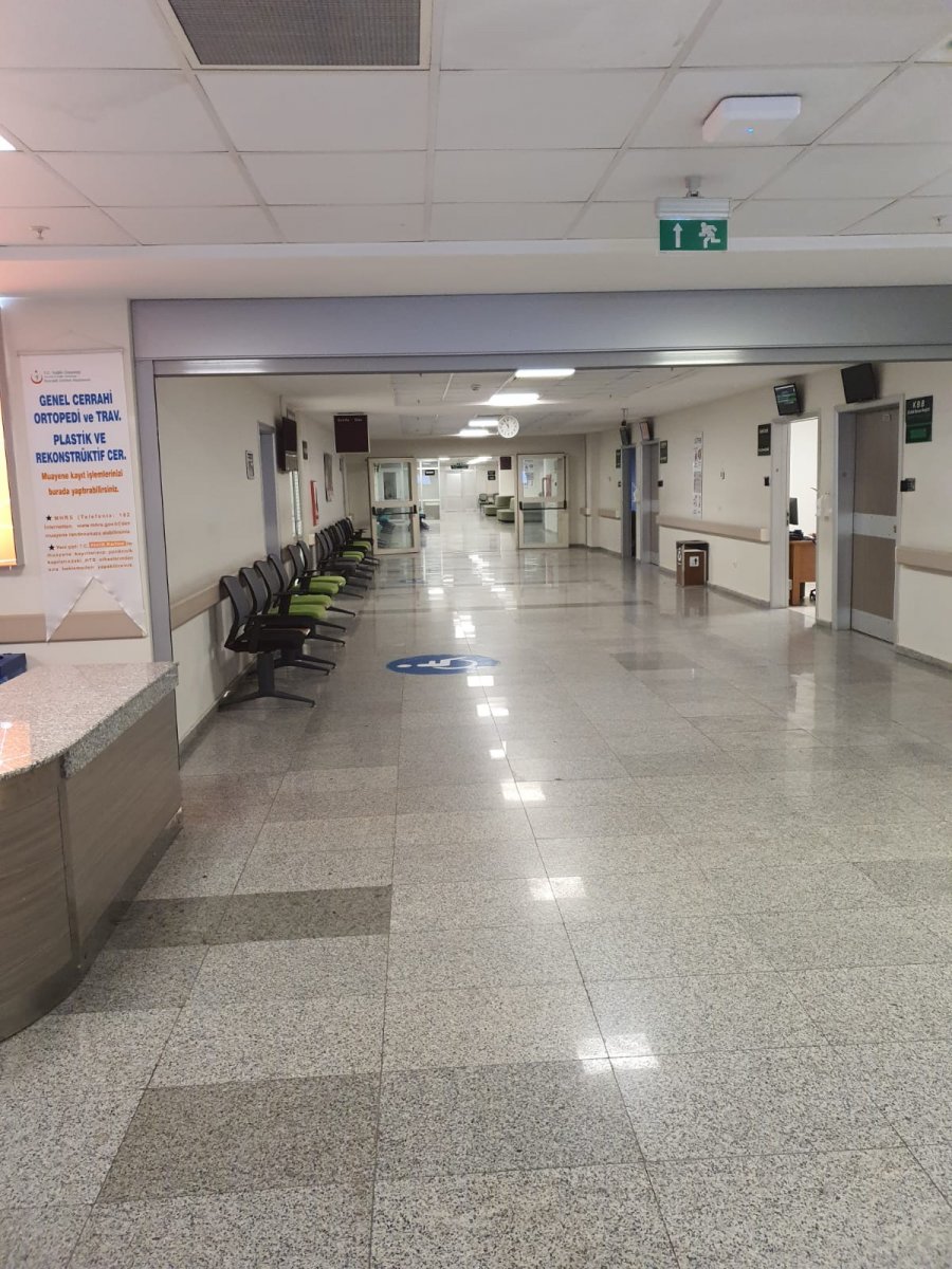 Doktorlar greve gitti, hastane koridorları boş kaldı #6
