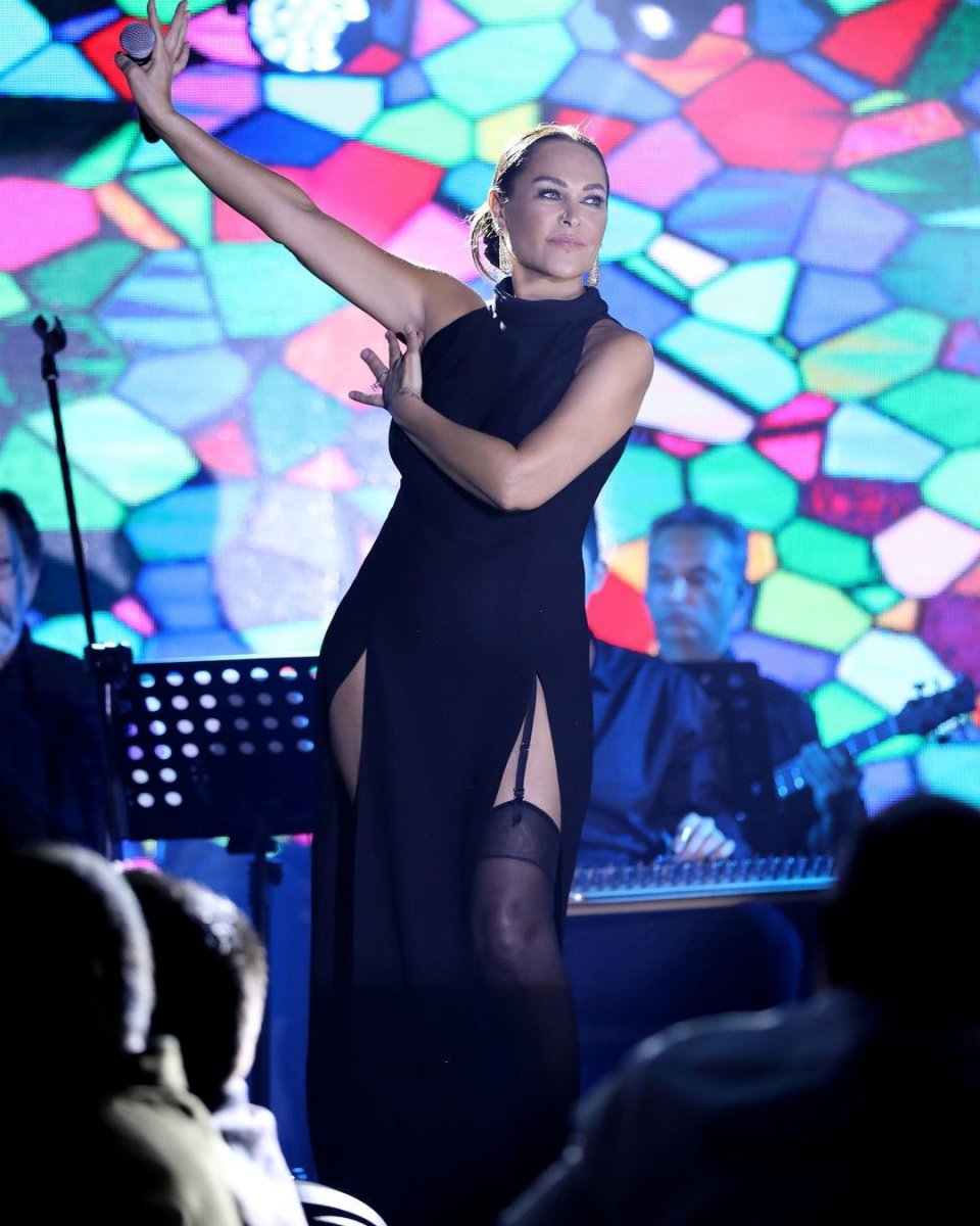 Hülya Avşar’ın jartiyerli sahne elbisesi #2