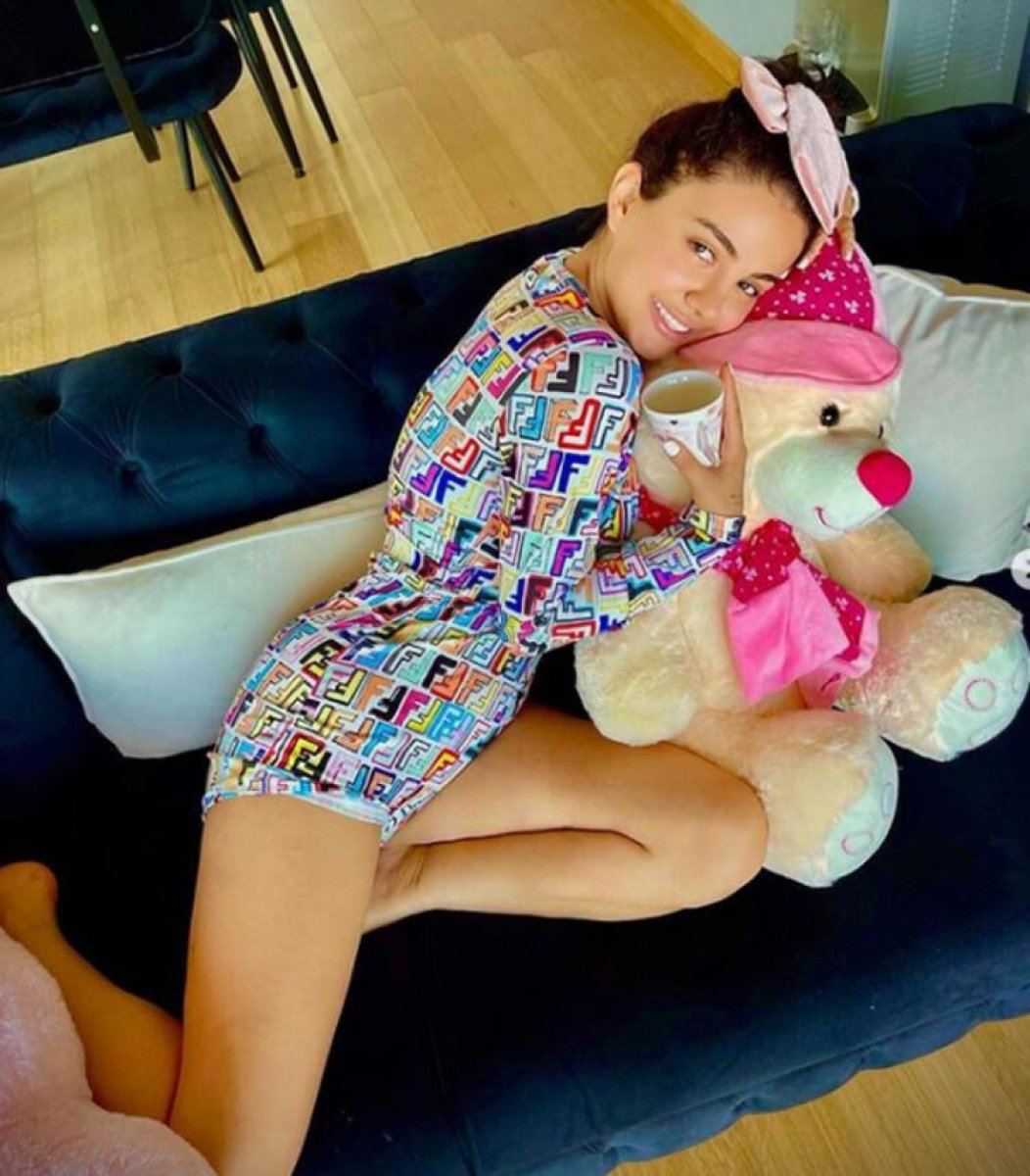 Ece Ronay, hamile #1