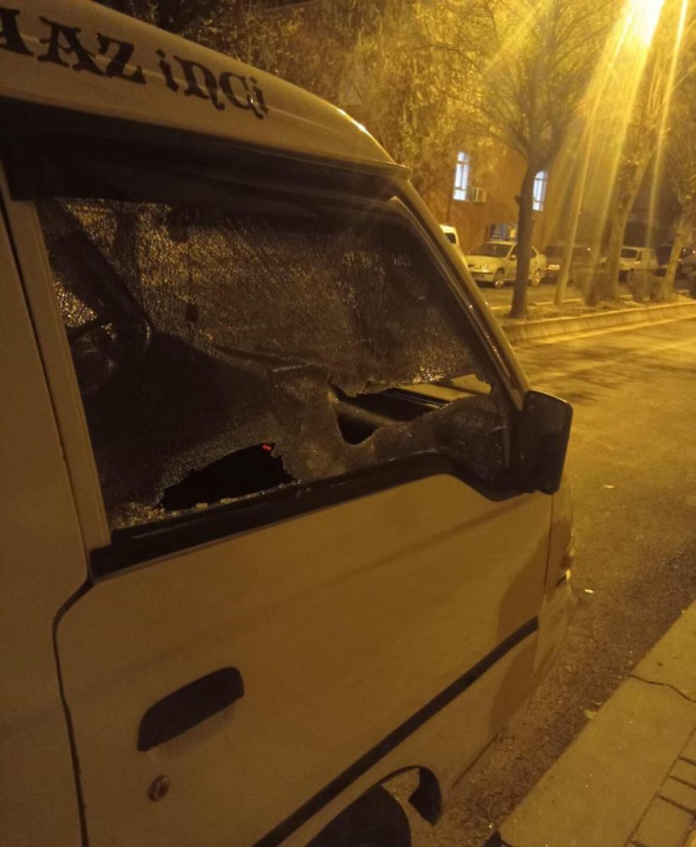 Ankara da bir kişi, sopayla otomobillere saldırdı #2