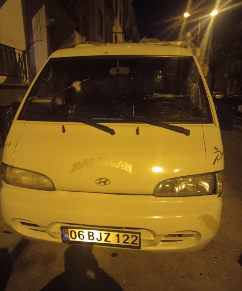 Ankara da bir kişi, sopayla otomobillere saldırdı #1