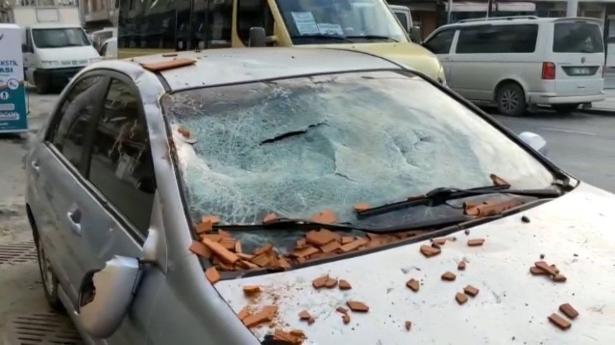 Sultangazi de tartışma sonrası otomobile zarar verdi #4