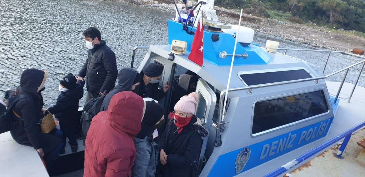 İzmir de donmak üzere olan mültecileri deniz polisi kurtardı #1