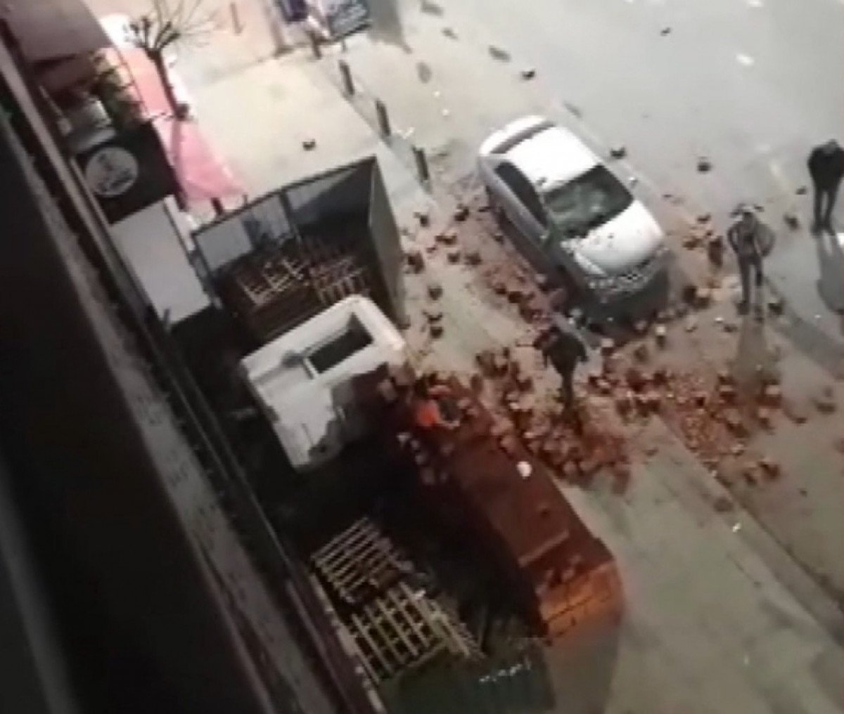 Sultangazi de tartışma sonrası otomobile zarar verdi #2