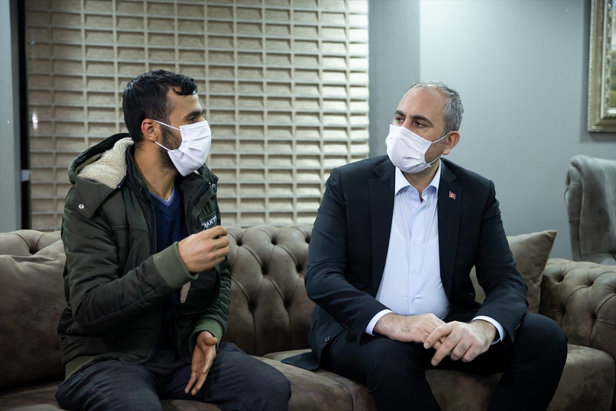 Adalet Bakanı Abdulhamit Gül, pitbull köpeklerin saldırdığı Asiye nin babası ile görüştü #3