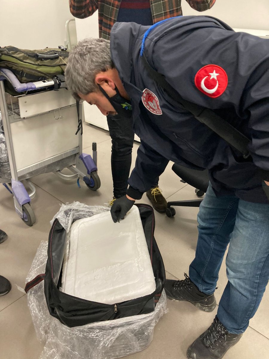 İstanbul Havalimanı nda 4 bin canlı tıbbi sülük ele geçirildi #3