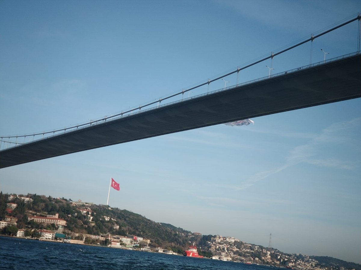 Bakırköy Belediyesi işçileri, köprüye pankart astı  #2