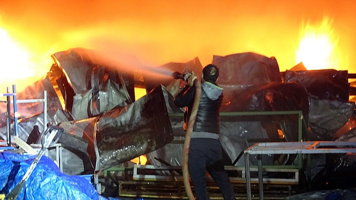 Düzce’de korkutan fabrika yangını: 20 işçi dumandan etkilendi #1