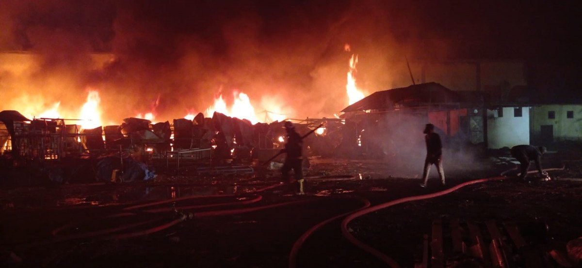 Düzce’de korkutan fabrika yangını: 20 işçi dumandan etkilendi #2
