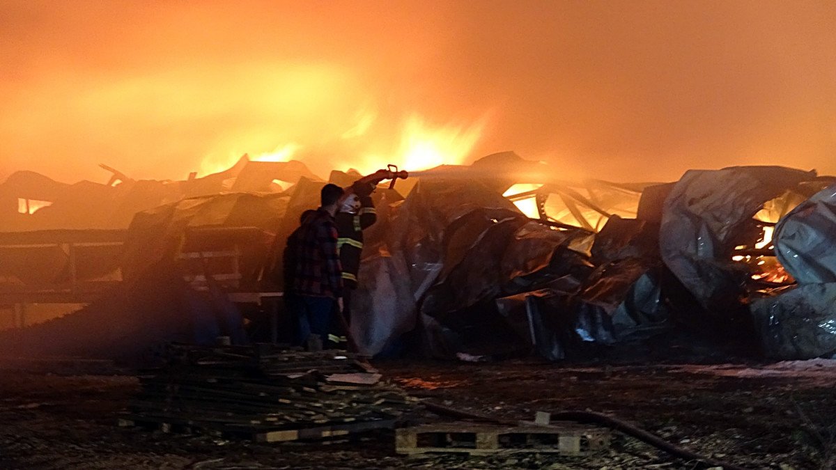Düzce’de korkutan fabrika yangını: 20 işçi dumandan etkilendi #4