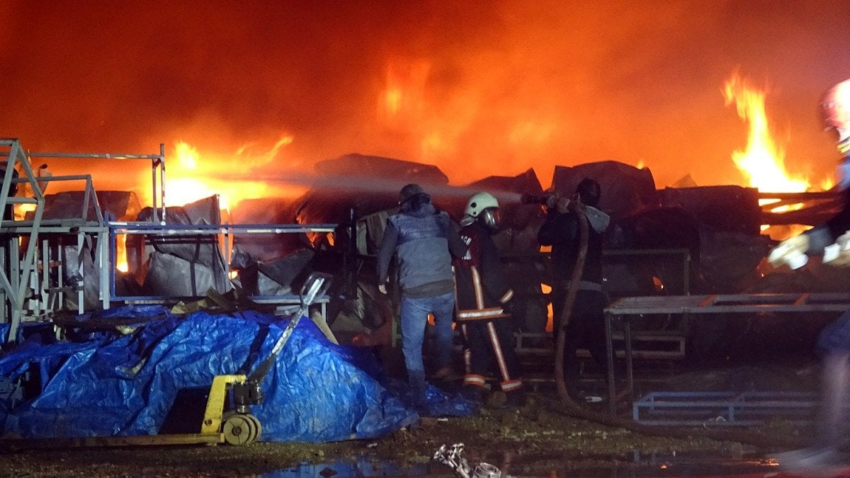 Düzce’de korkutan fabrika yangını: 20 işçi dumandan etkilendi #5
