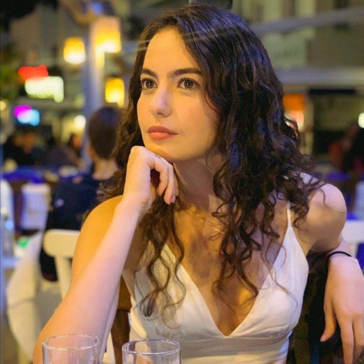 Teşkilat'ın Pınar'ı sere serpe yere uzandı, derin dekoltesiyle sosyal medyayı yaktı geçti! 'Sen neymişsin ya'