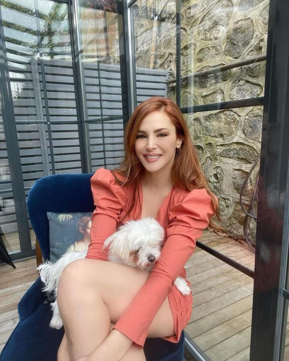 Mine Tugay, elbisesiyle sosyal medyayı salladı #6