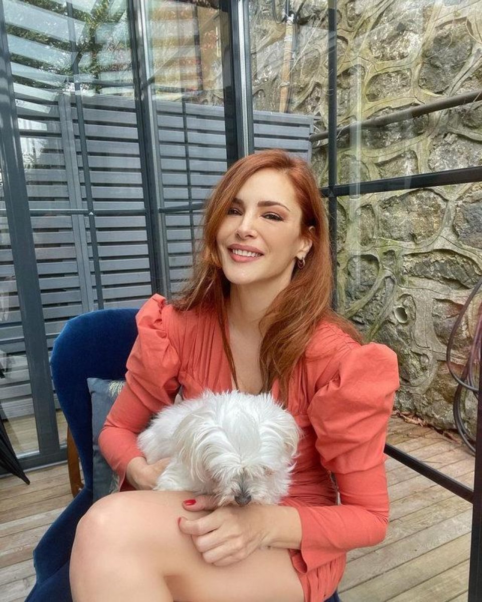 Mine Tugay, elbisesiyle sosyal medyayı salladı #4