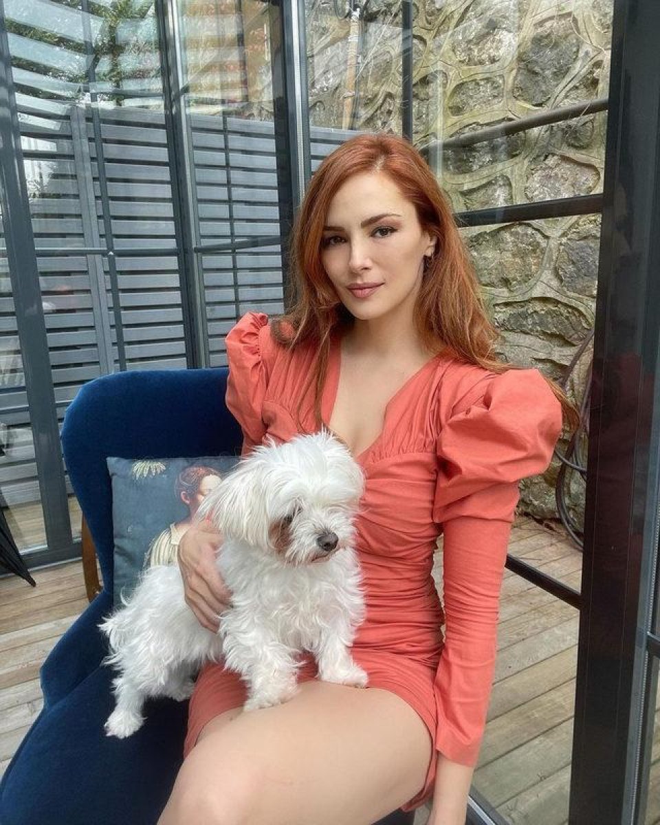 Mine Tugay, elbisesiyle sosyal medyayı salladı #5