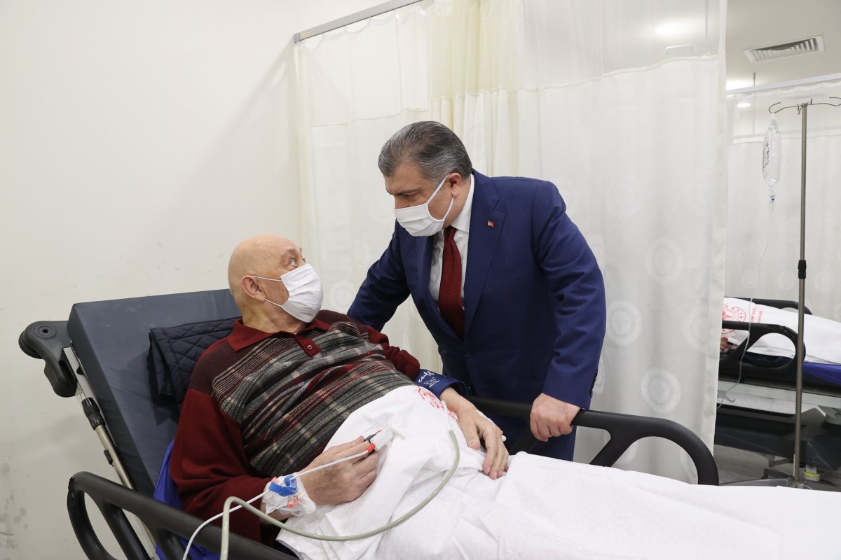 Sağlık Bakanı Fahrettin Koca, yılbaşı gecesinin hastanede geçirenleri ziyaret etti #2